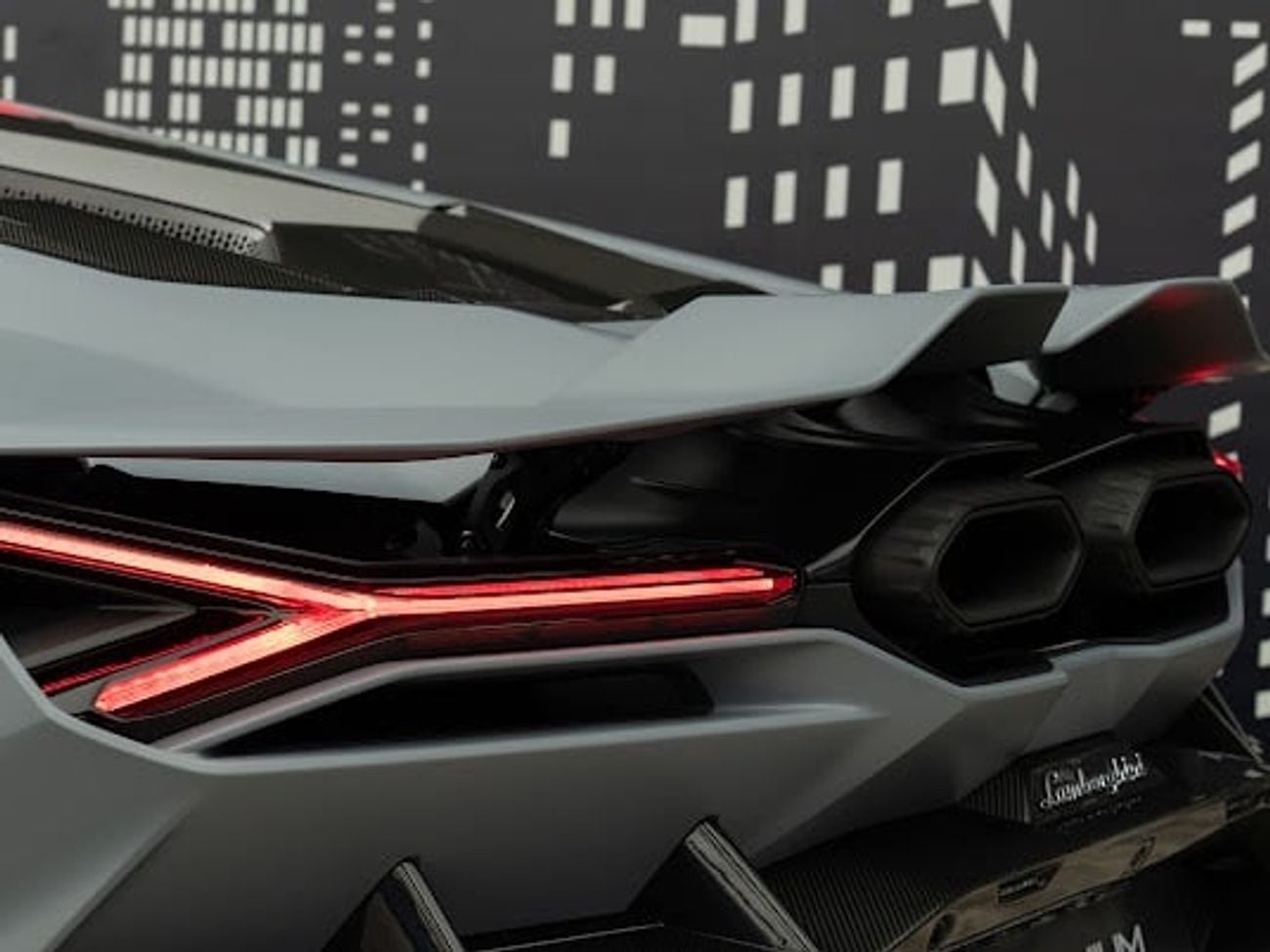 لامبورغيني ريفويلتو 6.5L V12 Hybrid