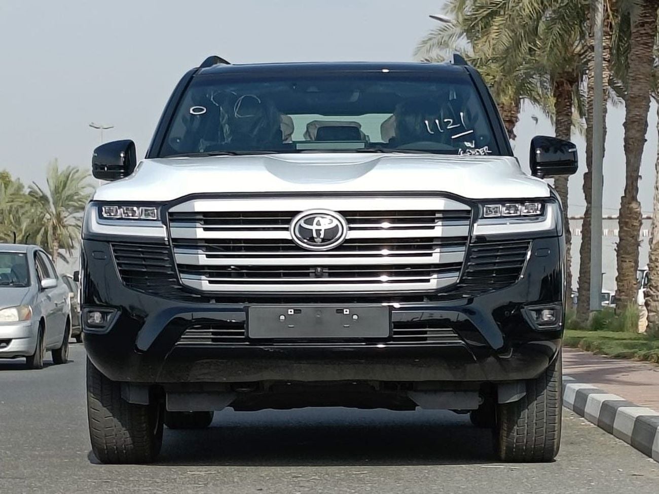 Toyota Land Cruiser VX || 3.3L DIESEL V6 || RADAR / REAR ENTERTAINMENT DVD / LEATER ,SUNROOF (CODE # VX)