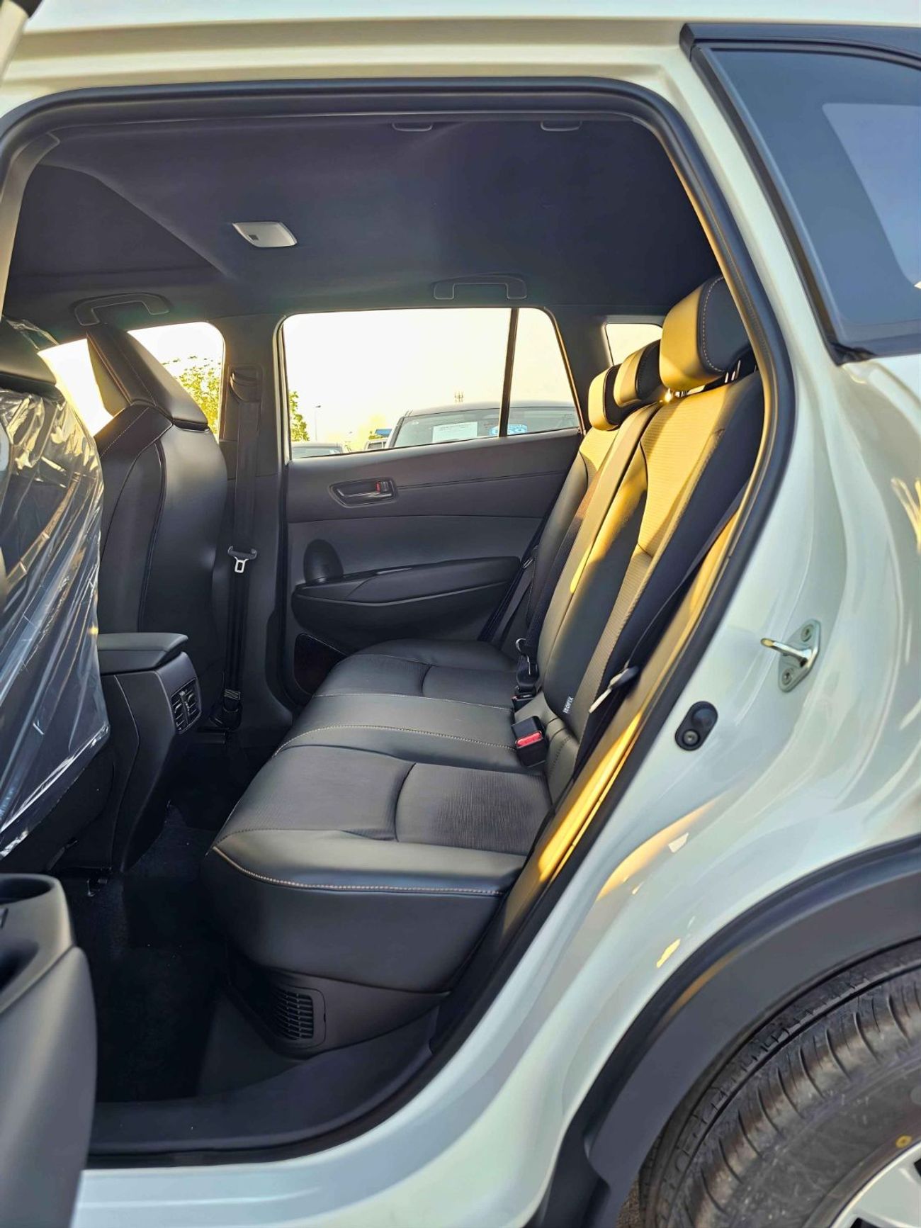 تويوتا كورولا كروس ELITE HYBRID NEW SHAPE / 2.0L V4 PETROL / SUNROOF / LEATHER WITH DRIVER POWER SEAT  (CODE # CRCHCN)