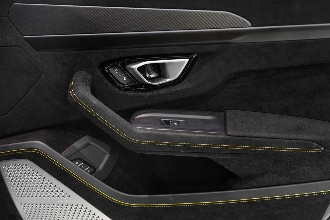 لامبورغيني اوروس 4.0T V8 Performante Arkapovic Exhaust, Carbon Fiber Package, Lamborghini Warr + Serv!