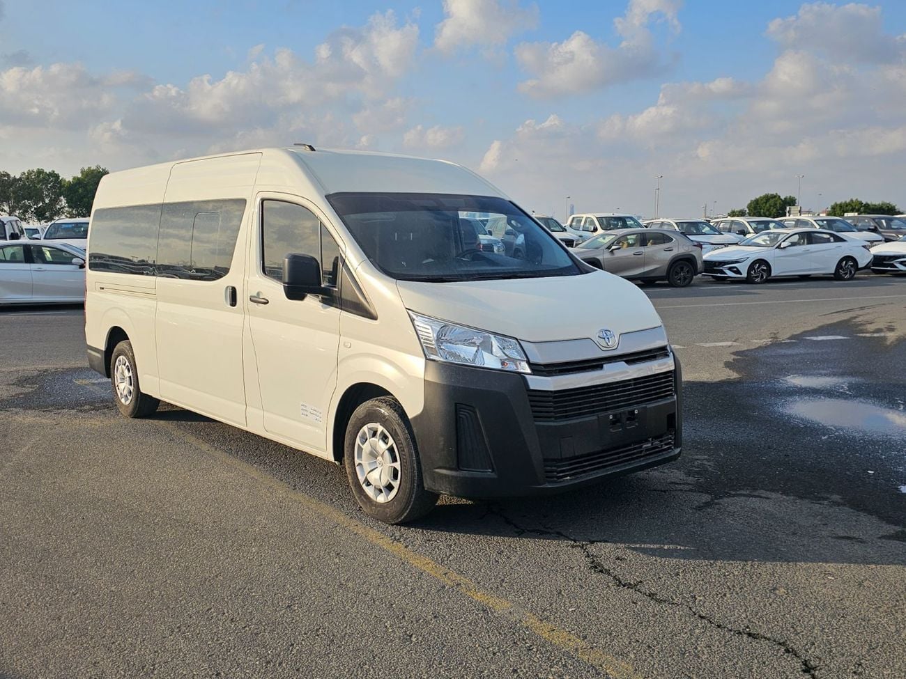 Toyota Hiace Commuter Highroof-3.5L-LHD-2WD-Side Glass-13 Seats- 4 Doors-Petrol-Automatic