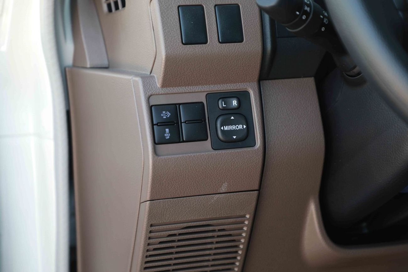 تويوتا لاند كروزر بيك آب 2025 TOYOTA LC79 LAND CRUISER PICK UP DOUBLE CAB 2.8 - GREY METTALIC inside BEIGE | Export Only