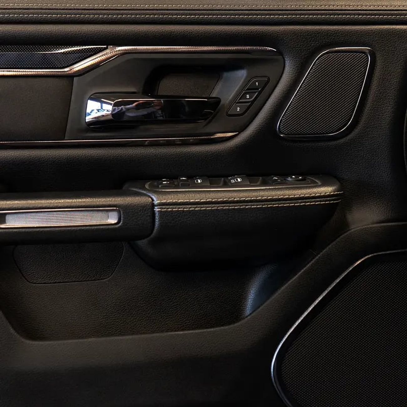 رام 1500 Rebel 5.7L Crew Cab Utility (5 Seater)