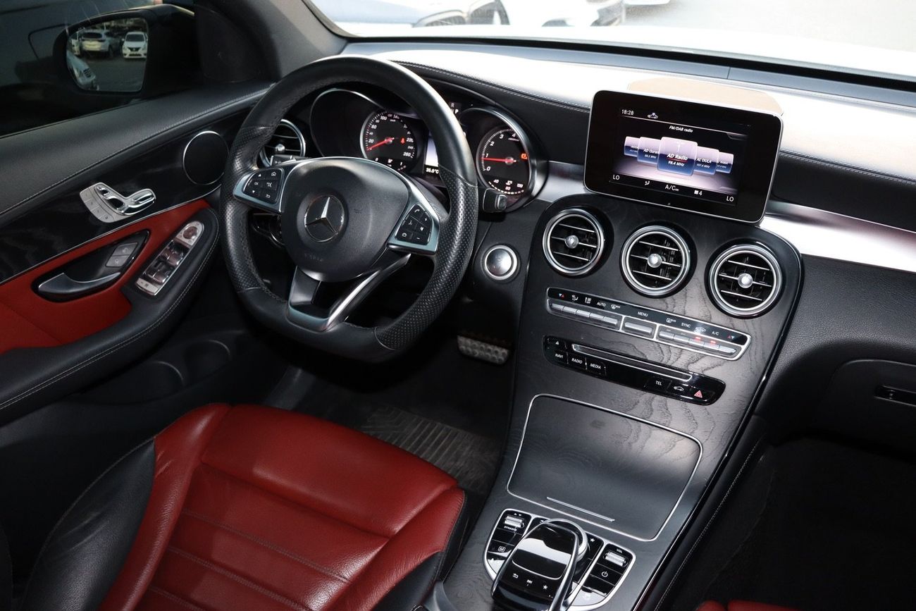 مرسيدس بنز GLC 250 4MATIC 2.0L Mercedes-Benz GLC250 Coupe / 2019 / GCC / Free Accident