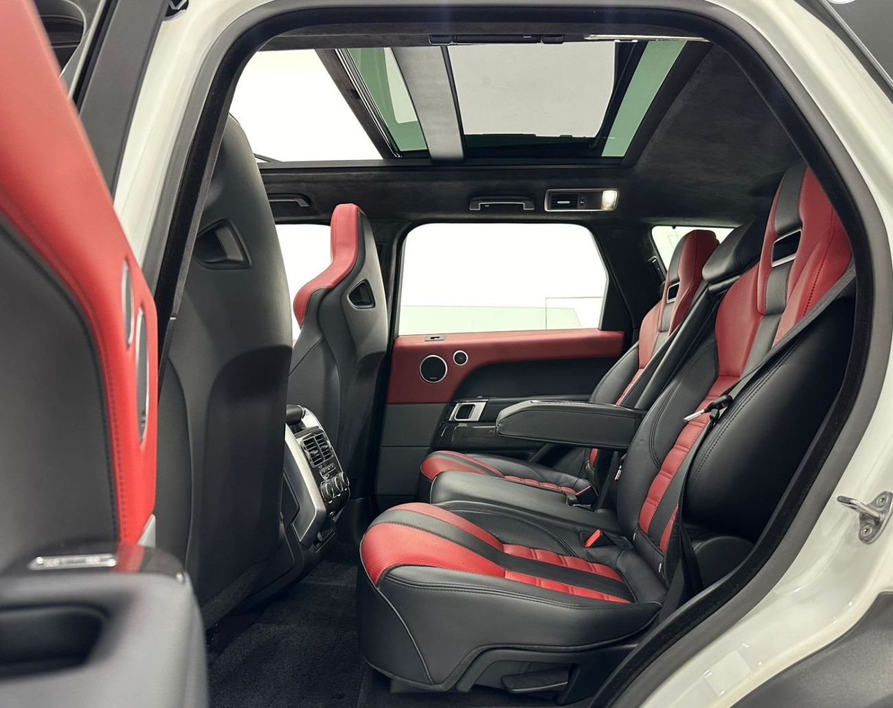 Land Rover Range Rover Sport 2016 Range Rover Sport SVR, Full Range Rover Service History, Full Options, GCC