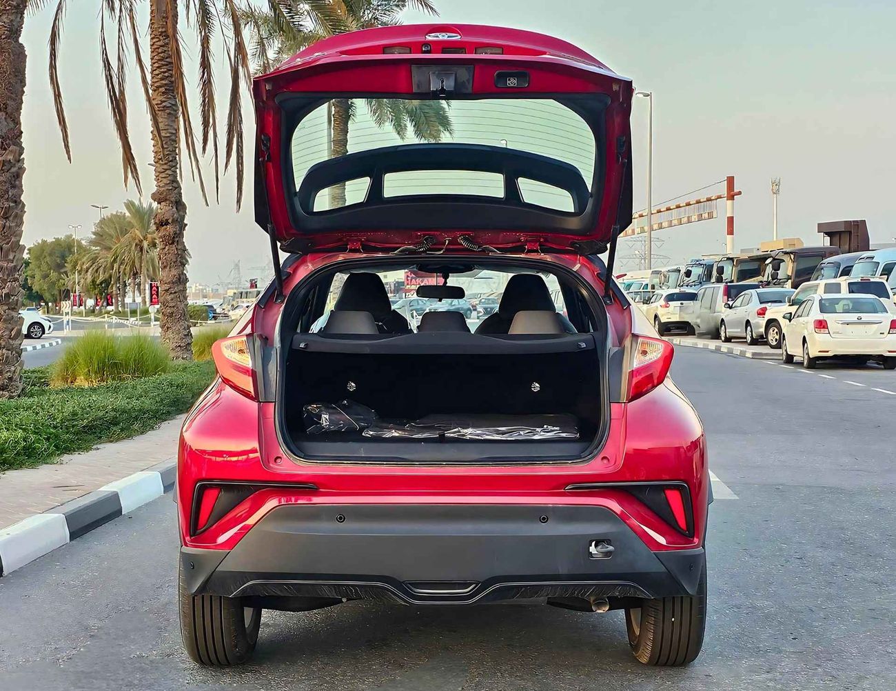 Toyota CHR LUXURY / 1.8L HYBRID / PUSH START / LEATHER SEATS / FULL OPTION / CODE#68017