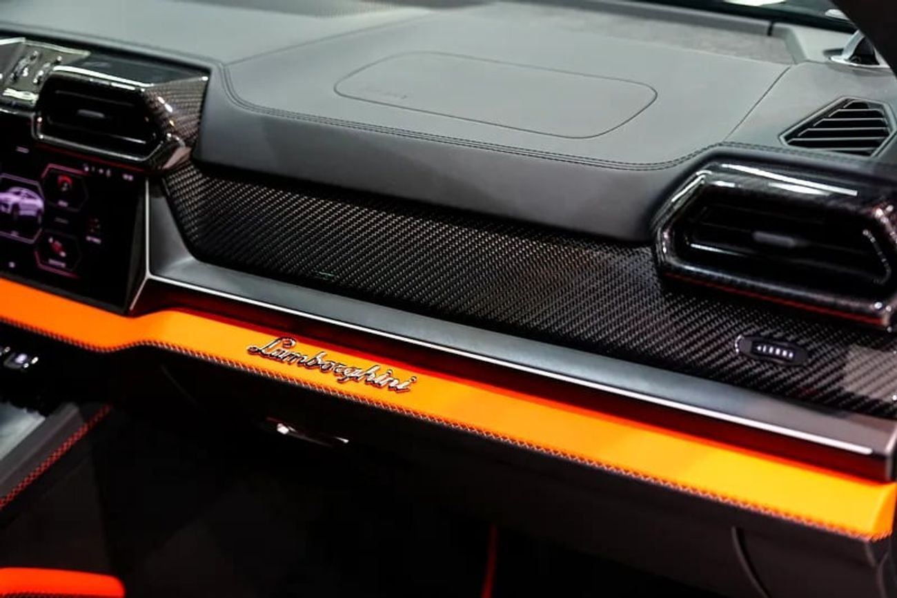 لامبورغيني اوروس SE Hybrid, New Facelift, Carbon Trim, Bang N Olufsen Audio