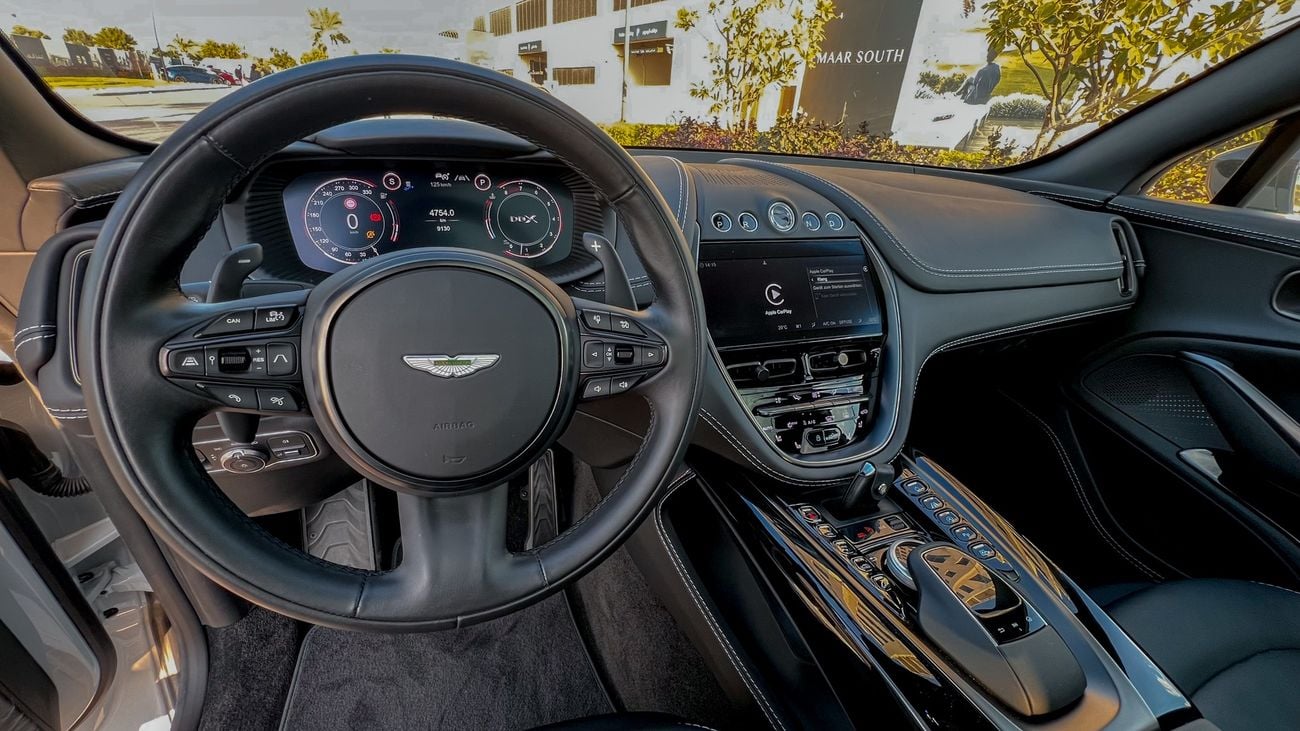 أستون مارتن DBX