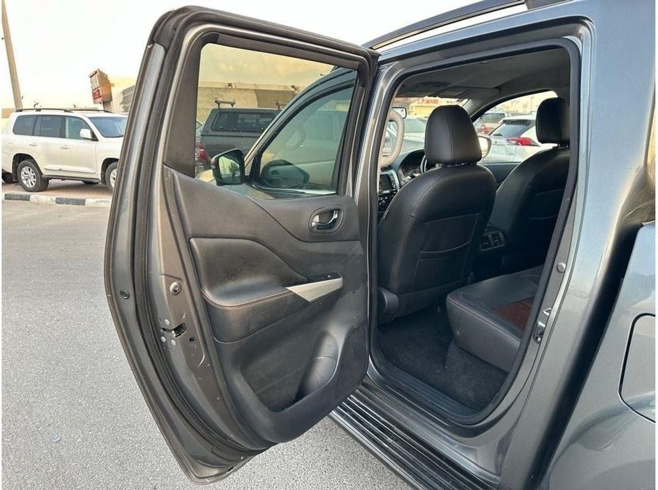 نيسان نافارا DIESEL 2.3 LITER ,RIGHT HAND DRIVE ,2019 MODEL ,ONLY FOR EXPORT