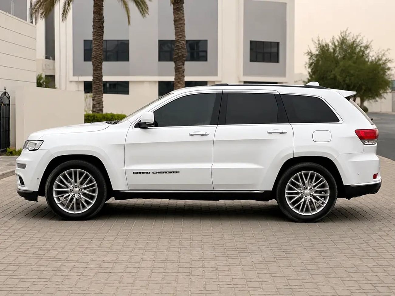 جيب جراند شيروكي SUMMIT 1,338 | Summit | 5.7L HEMI V8 | GCC Specs