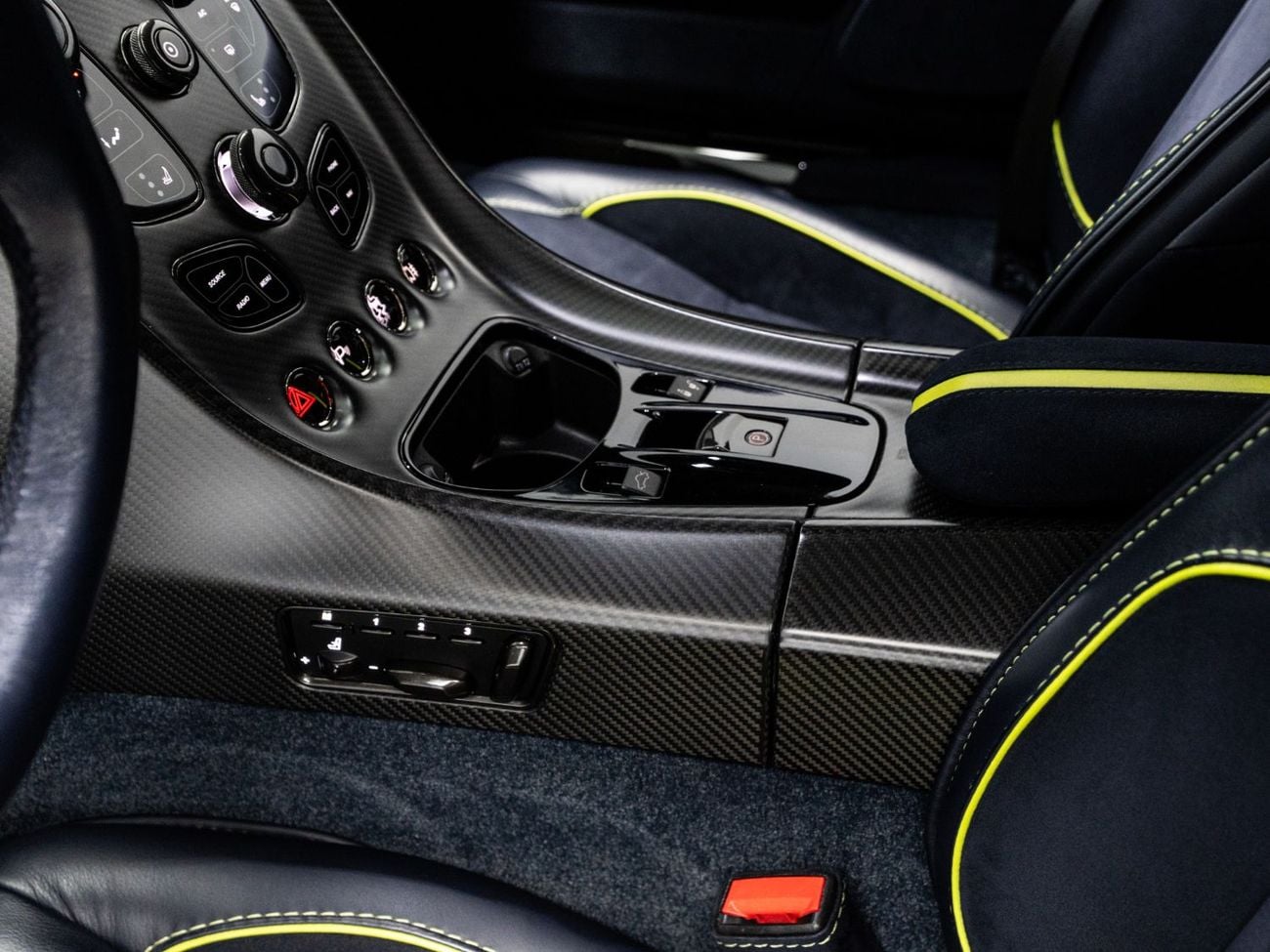 أستون مارتن رابيد AMR