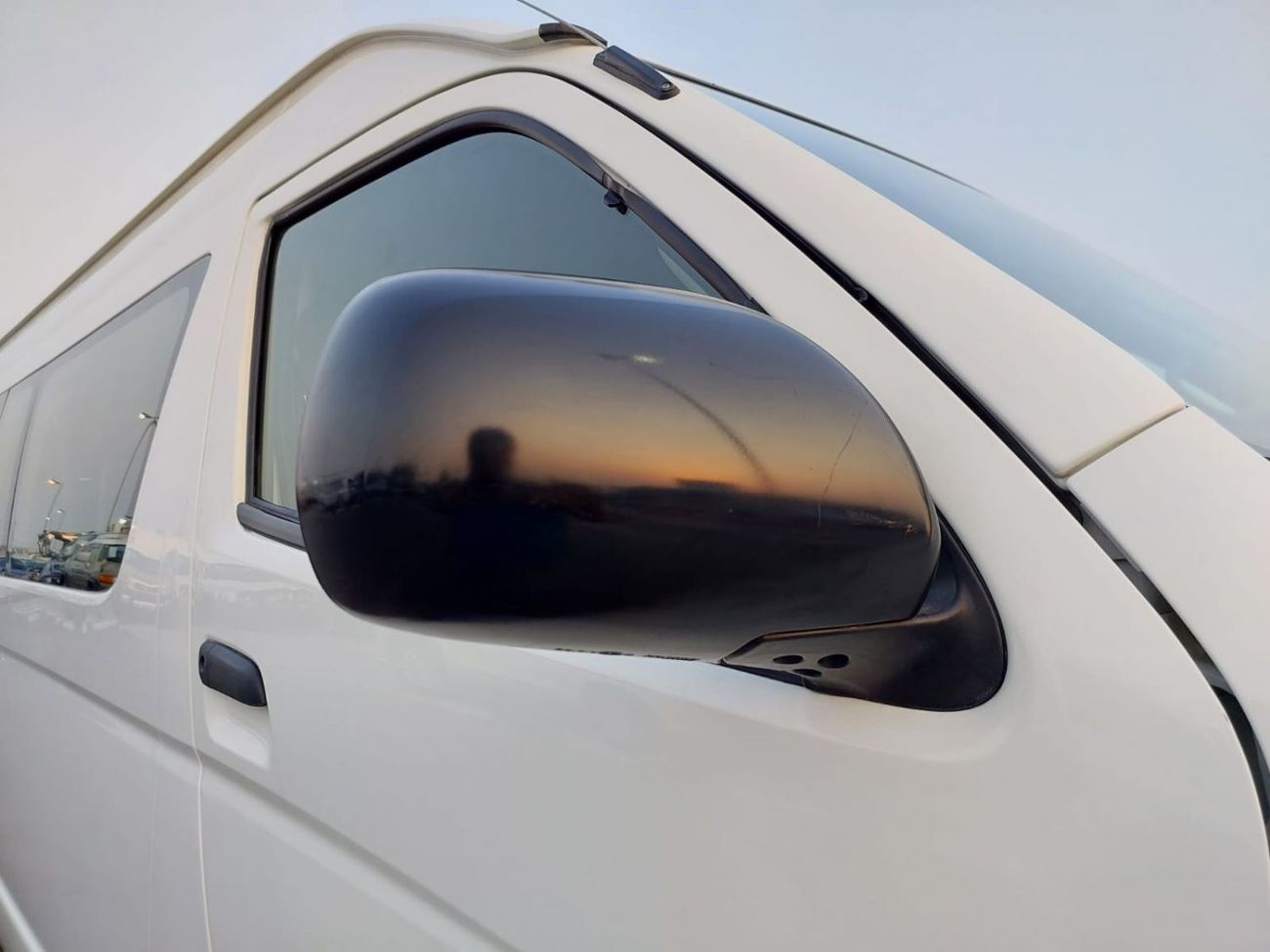 Toyota Hiace TOYOTA HIACE COMMUTER VAN RHD 2016 MODEL 3.0 L DIESEL AUTOMATIC(PM28060)