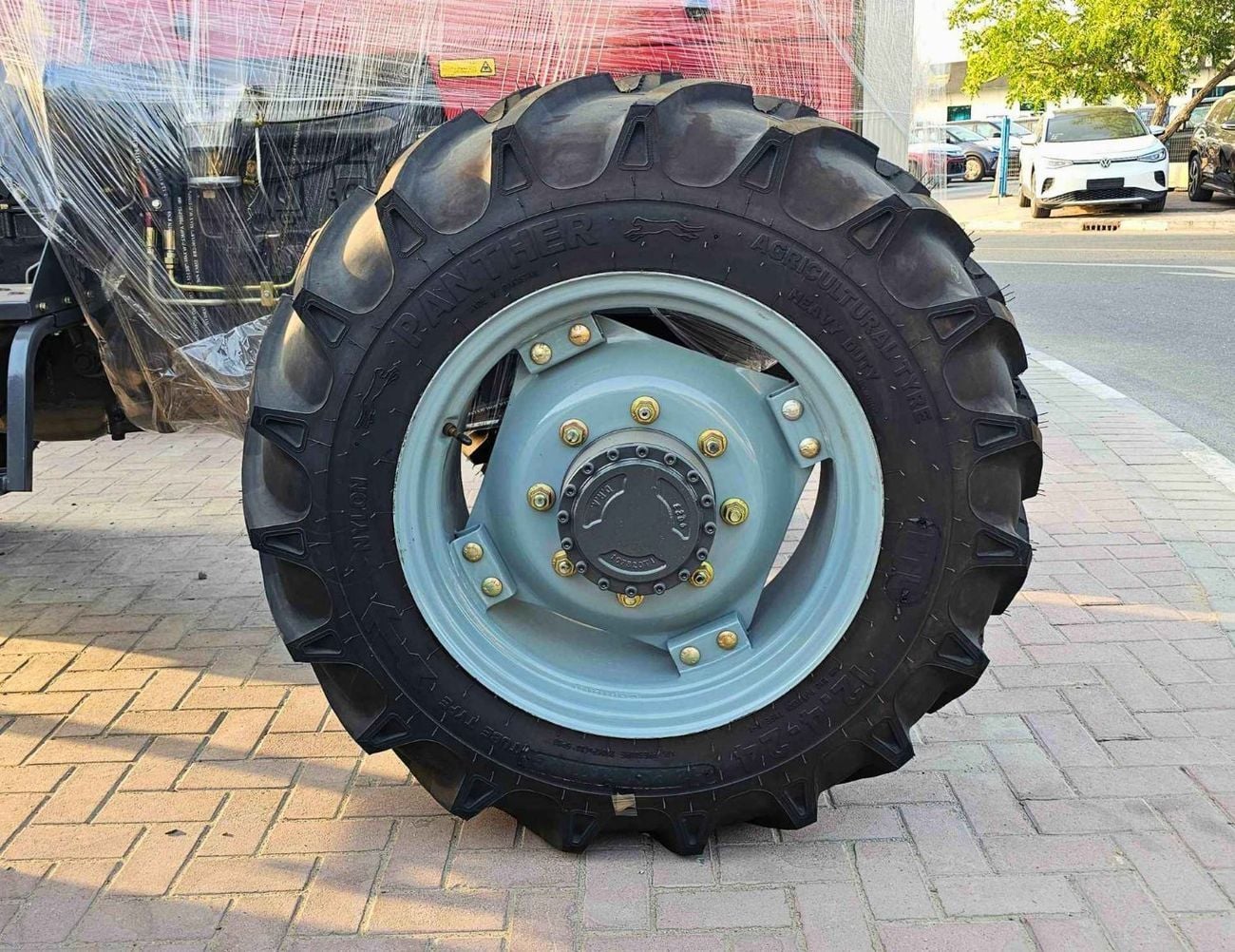 Massey Ferguson 390 TRACTOR / DIESEL / M/T / 4WD WITH DISC PLOUGH (CODE # 69071)