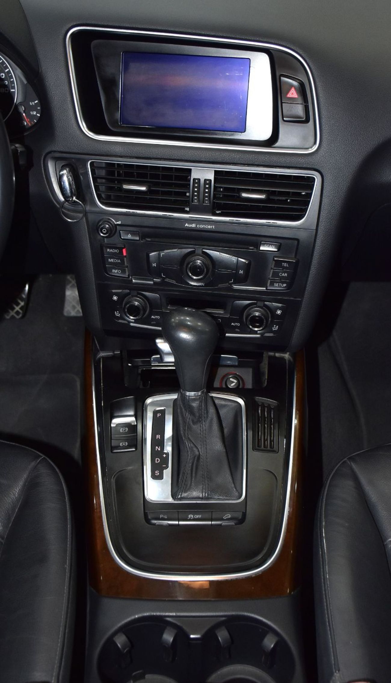 أودي Q5 EXCELLENT DEAL for our Audi Q5 ( 2012 Model ) in Black Color GCC Specs