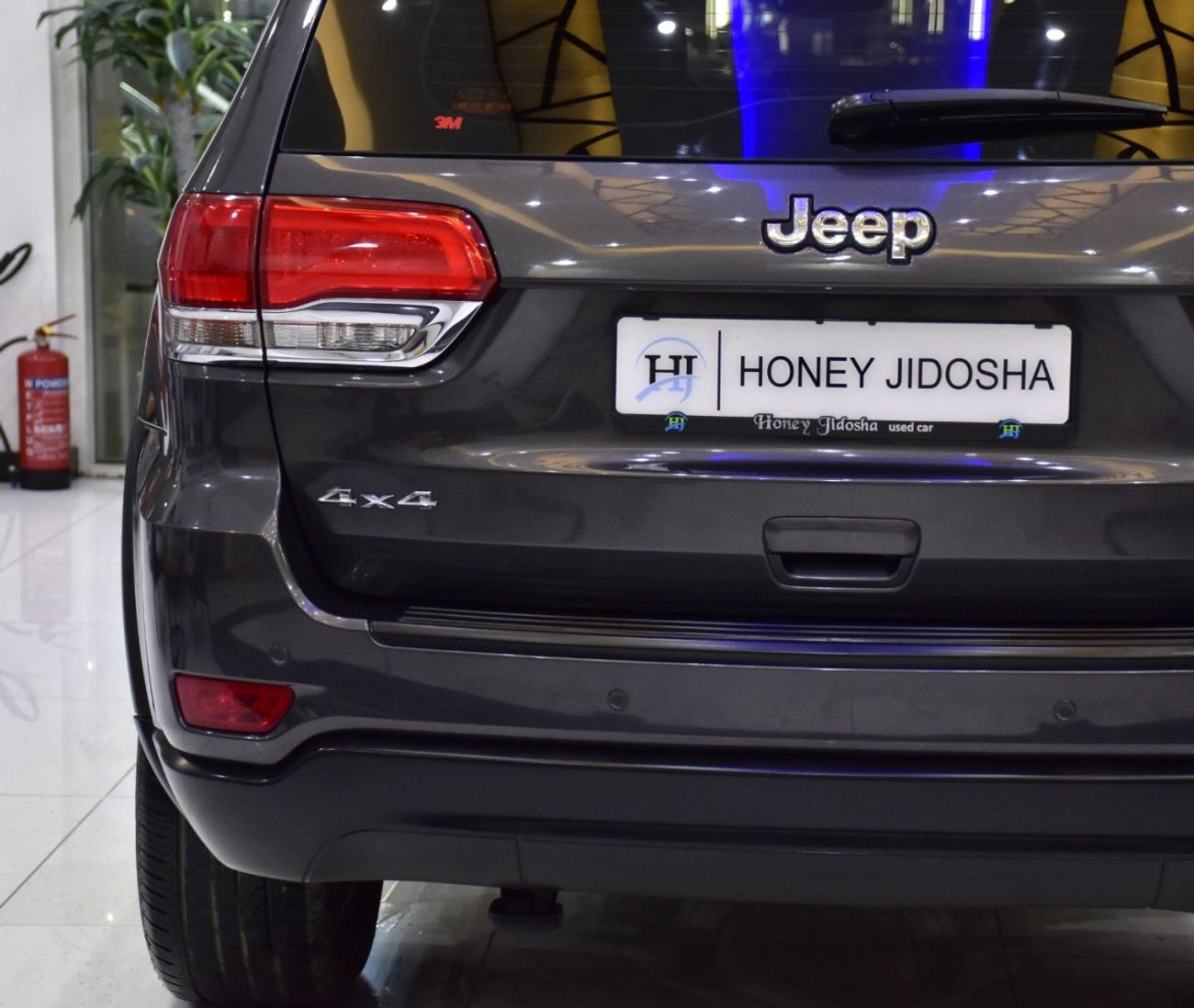 جيب جراند شيروكي EXCELLENT DEAL for our Jeep Grand Cherokee Laredo 4x4 ( 2017 Model ) in Grey Color GCC Specs