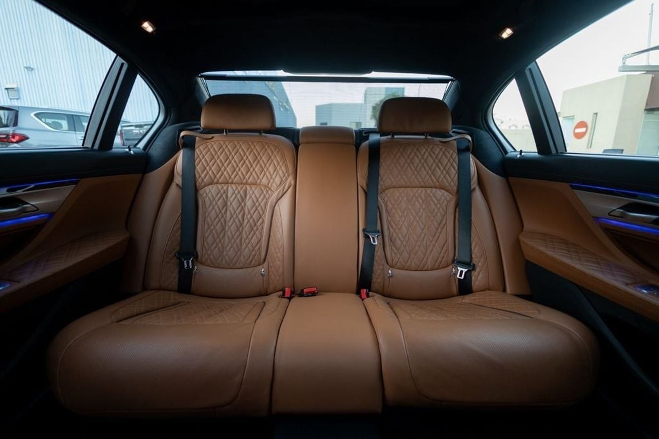 BMW 750Li xDrive 4.4L (523 HP)