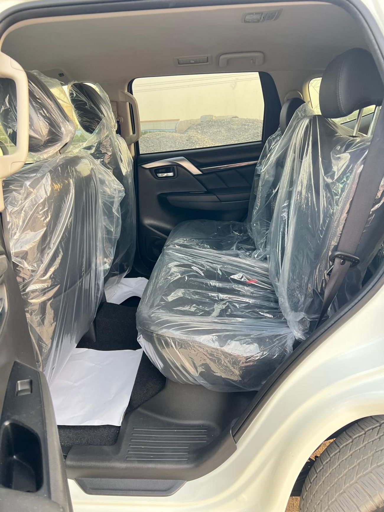 ميتسوبيشي باجيرو diesel 2.4 liter ,right hand drive only for export available ,full options