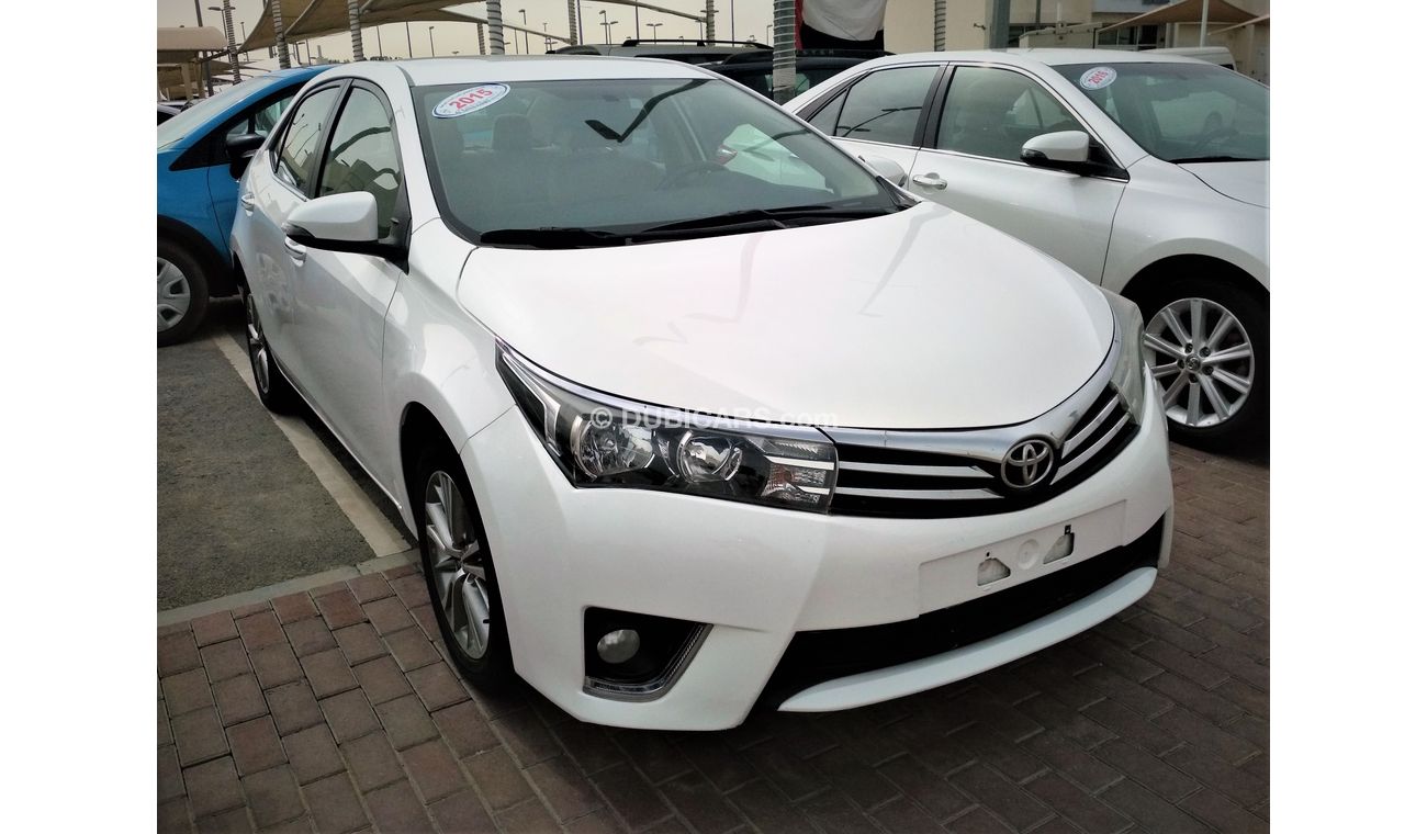 تويوتا كورولا 2015 ابيض خليجى 2.0 حالة ممتازة بدون حوادث بدون صبغ ماشية قليل