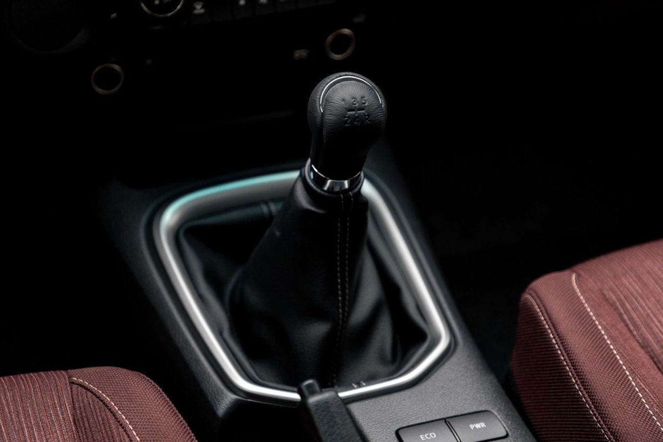 تويوتا هيلوكس 2.7L -Manual - Platinum White Pearl Inside Maroon | Export Only