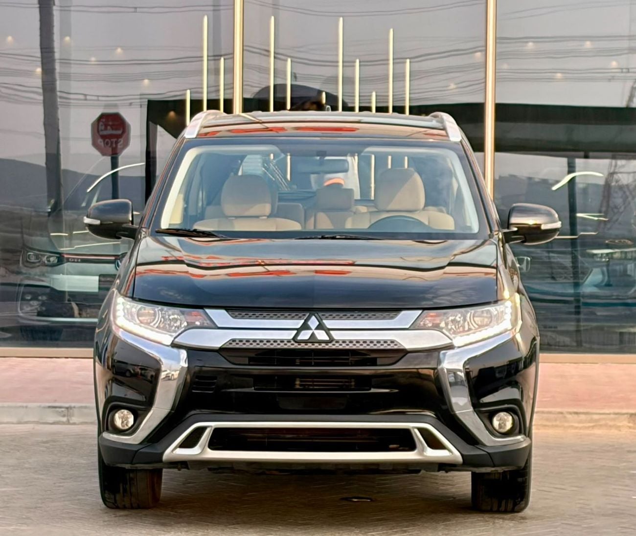 Mitsubishi Outlander GLX HIGHLINE FABRIC 820-Monthly l GCC l 4WD , Cruise, Camera l Accident Free