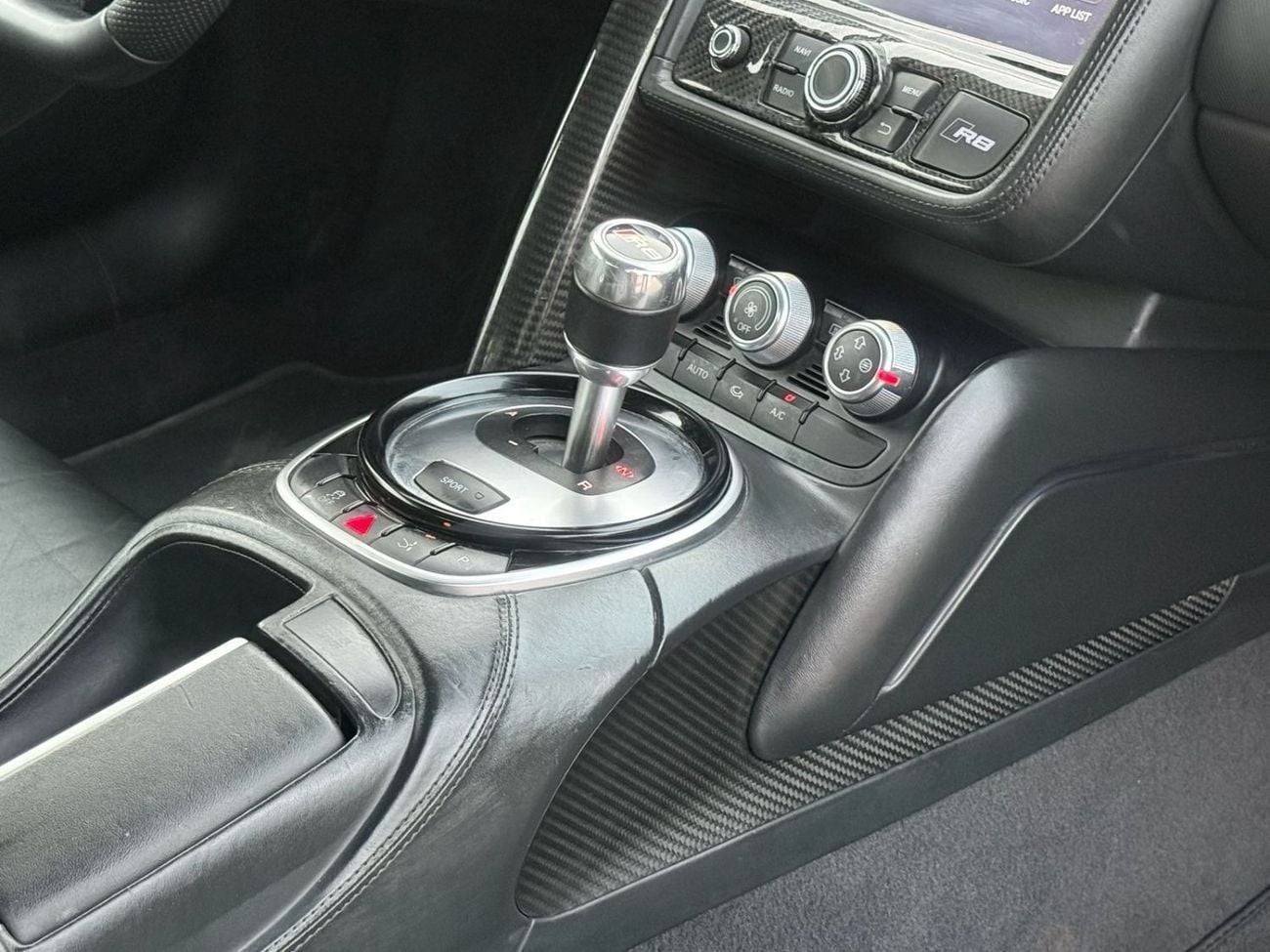 أودي R8 FSI Audi R8 V8 FSI 2015 GCC Specs - Pristine Condition Full Service History in perfect condition