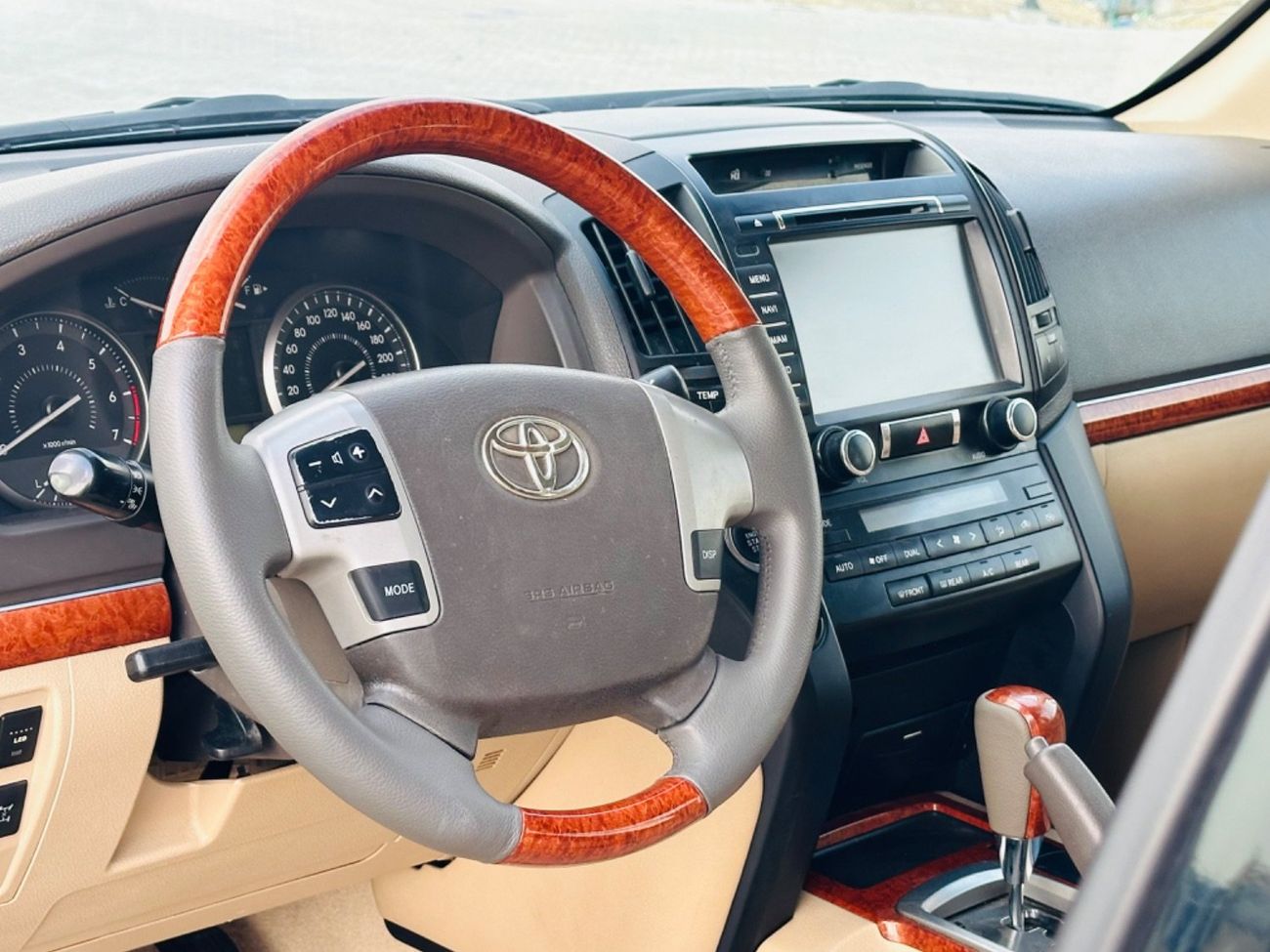 Toyota Land Cruiser GXR 4.0L (271 HP) 4WD MODEL 2015 GCC CAR PERFECT CONDITION INSIDE AND OUTSIDE FULL OPTION SUN ROOF