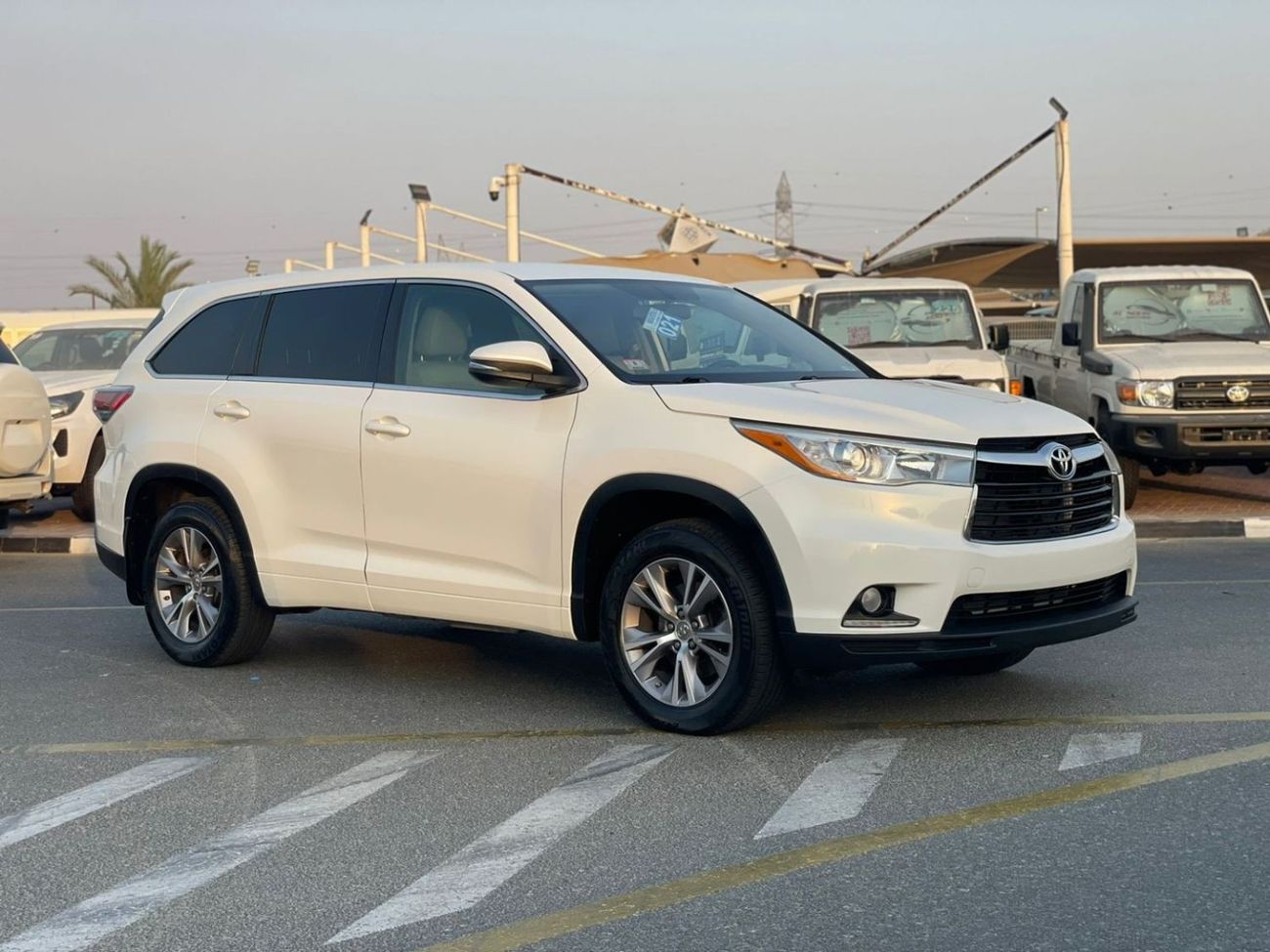 تويوتا هايلاندر 2015 Toyota Highlander LE+ 4x4 AWD - Trunk Auto Rear CAM - 7 Seater -