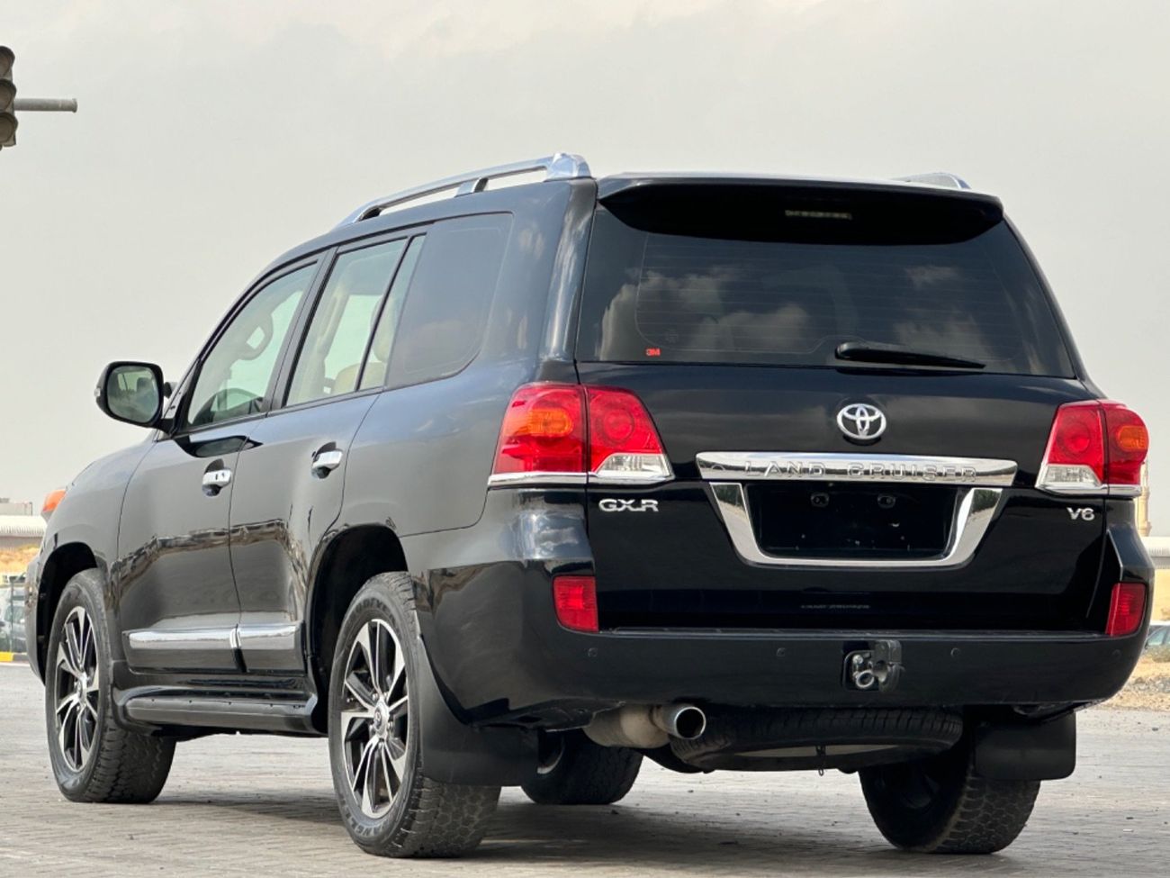 Toyota Land Cruiser GXR 4.0L (271 HP) 4WD MODEL 2015 GCC CAR PERFECT CONDITION INSIDE AND OUTSIDE FULL OPTION SUN ROOF