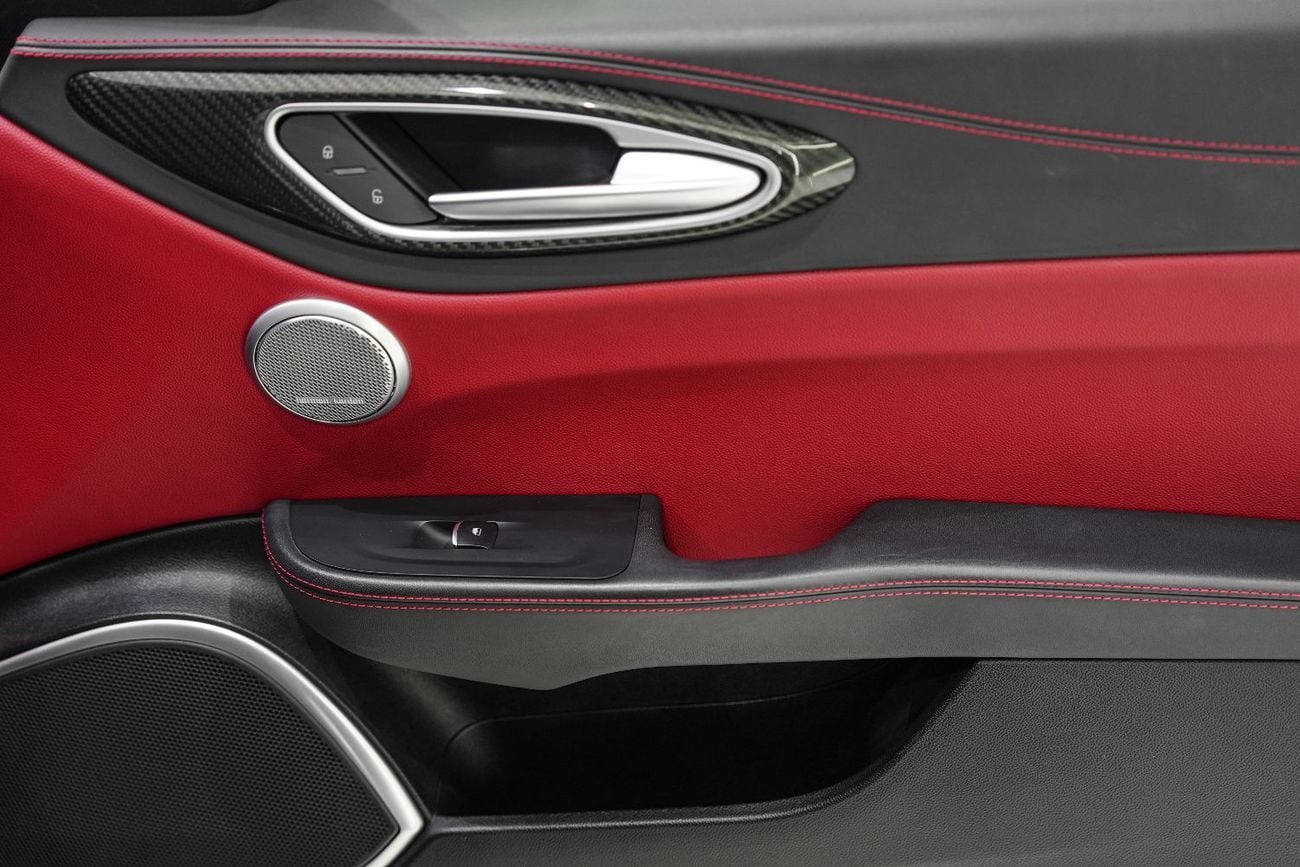 ألفا روميو جوليا Quadrifoglio, Carbon Trim, Harman/Kardon Audio, Sport Package, GCC Specs!!