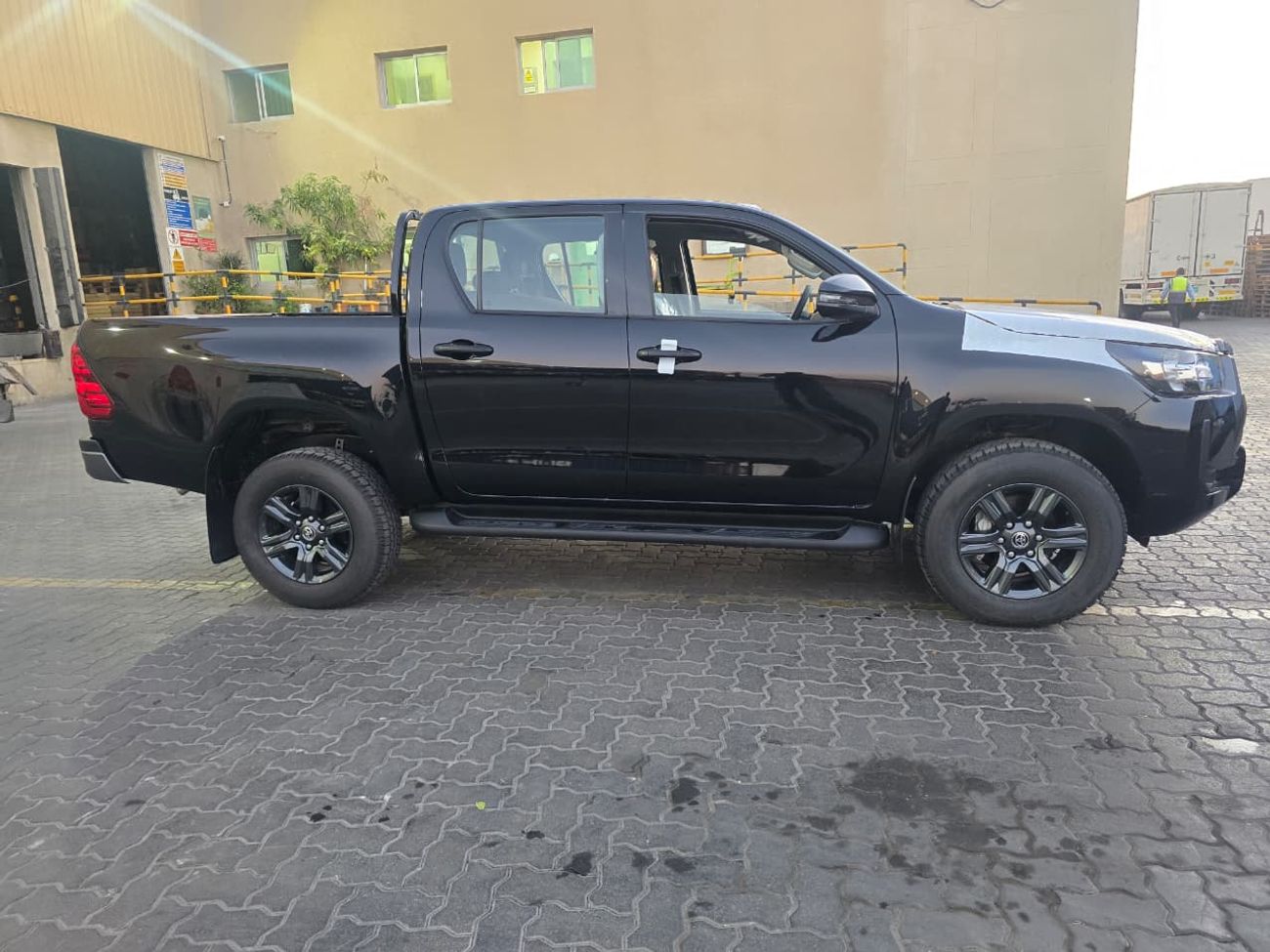 تويوتا هيلوكس Toyota Hilux 2.7L 2025 AT DC Mid Black Petrol (Export Only Africa)