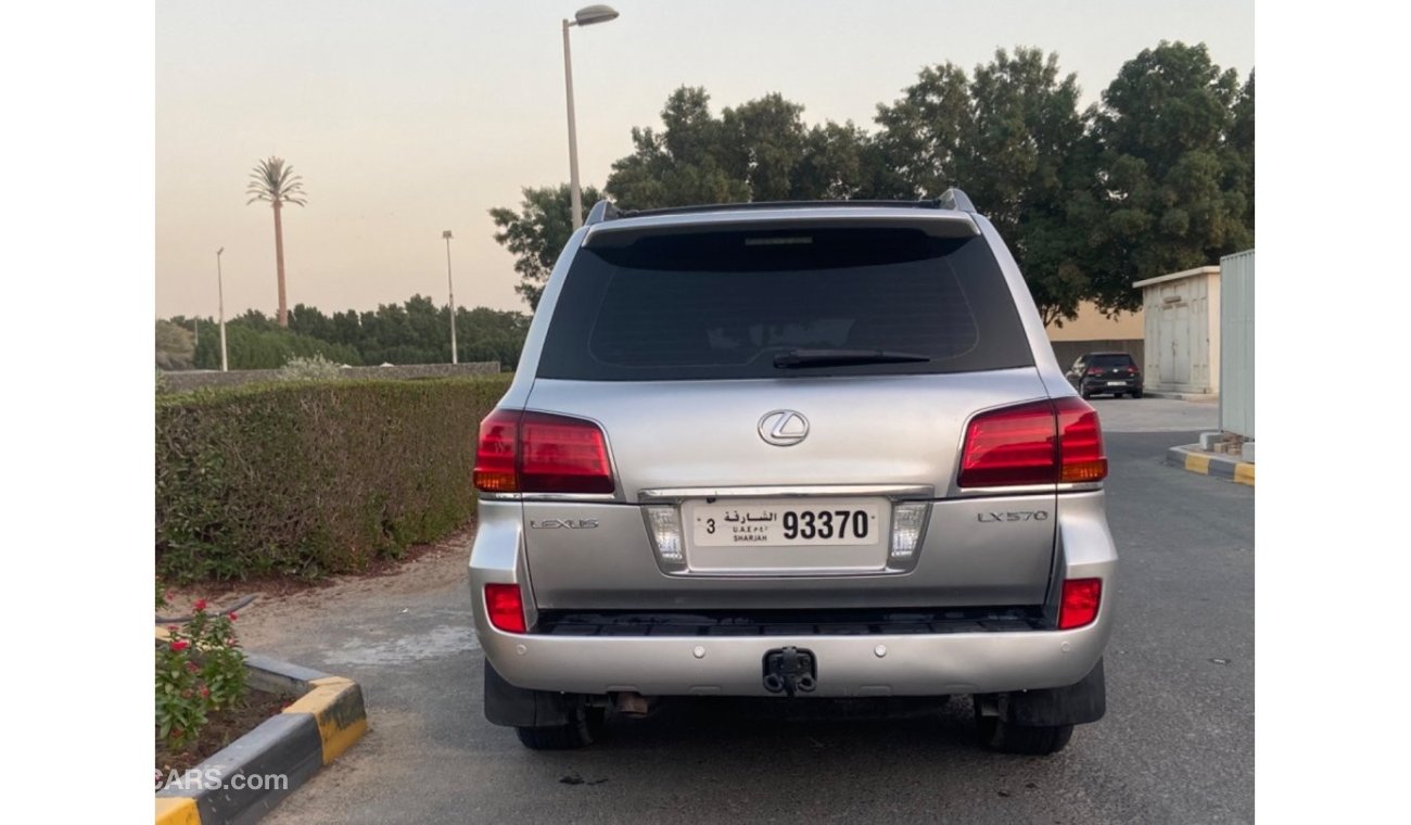 Lexus LX 570 exus LX 570 model 2011  G cc full options accident free original pant very very good condition clean