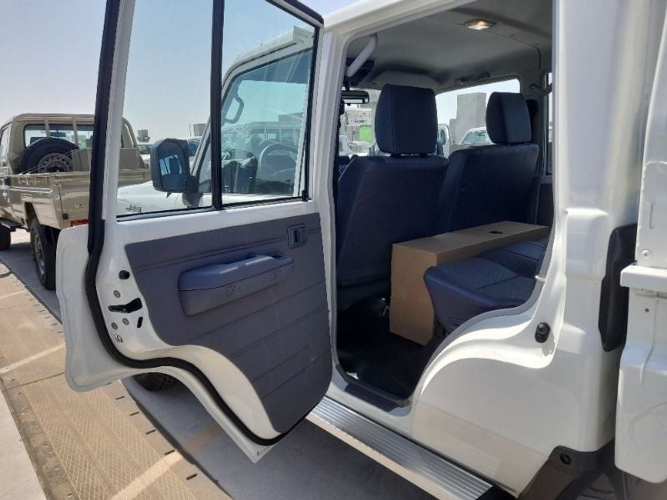 تويوتا لاند كروزر بيك آب LC79 4.2L Pick-up Double Cab 5-MT 4x4