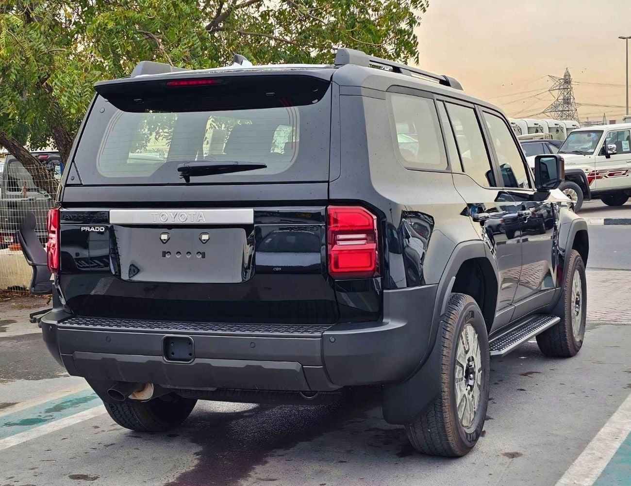 Toyota Prado TURBO ALL ROUNDER / 2.8L DIESEL V4 / SQUARE LIGHTS / DIFFLOCK / SUNROOF / COOL BOX (CODE # P28AR2)