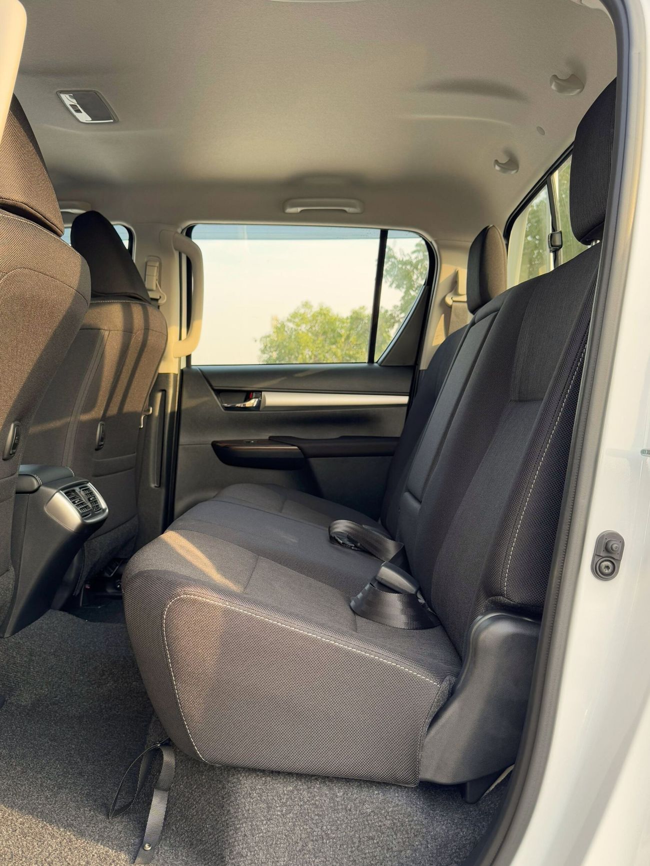 Toyota Hilux SR5 / 2.7L V4 / M/T /  DVD + CAM / 4X4 / WOOD TRIM / FULL OPTION (CODE # 69026)