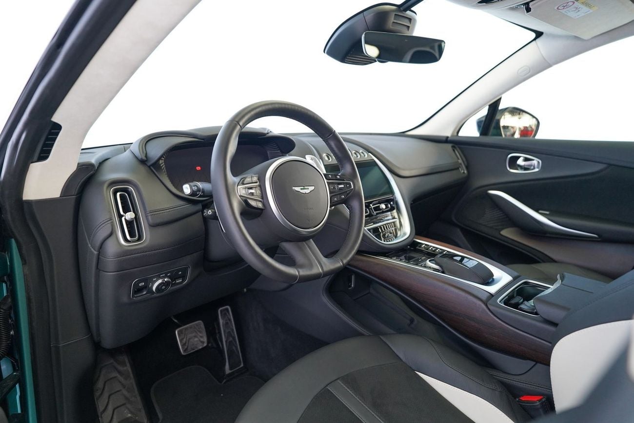 Aston Martin DBX 550