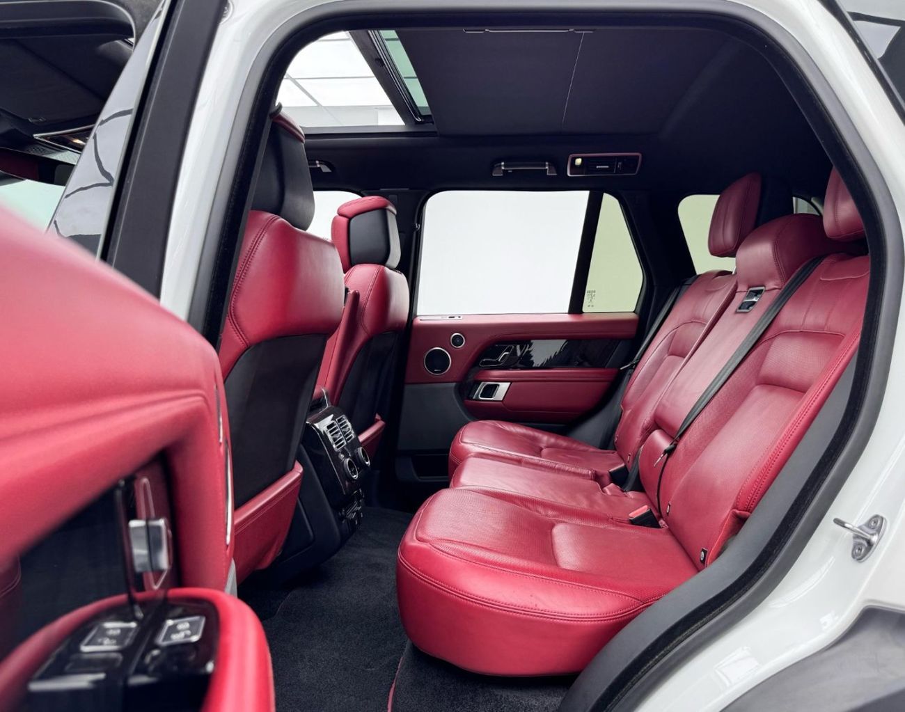 Land Rover Range Rover Vogue SE 5.0L 2018 Range Rover Vogue SE Supercharged V8, Full Service History, GCC