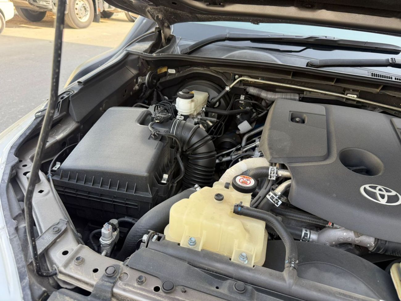 Toyota Hilux DOUBLE CABIN | MANUAL TRANSMISSION | RHD | 2.8L DIESEL ENGINE | PUSH START