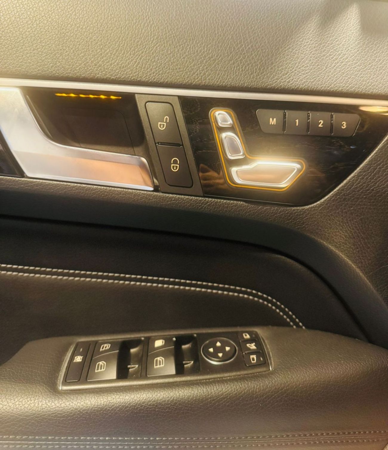 مرسيدس بنز E200 CONVERTIBLE WITH LOW MILAGE