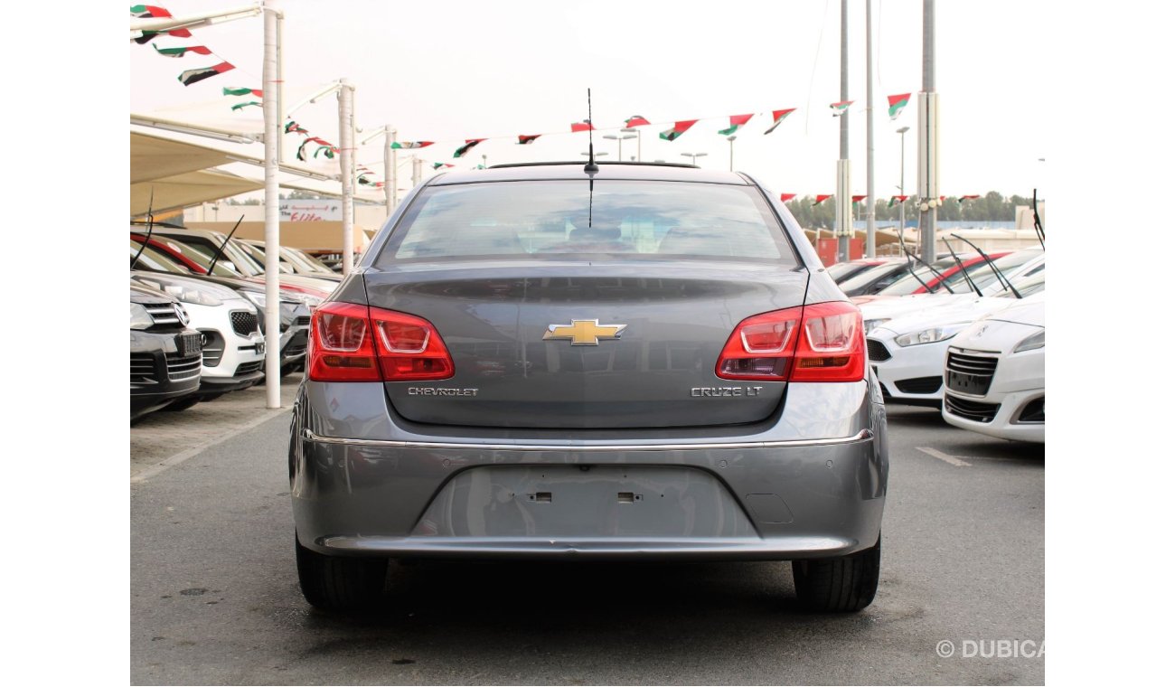 Chevrolet Cruze FULL OPTION - GCC - ACCIDENTS FREE - CAR IS IN PERFECT CONDITION INSIDE OUT