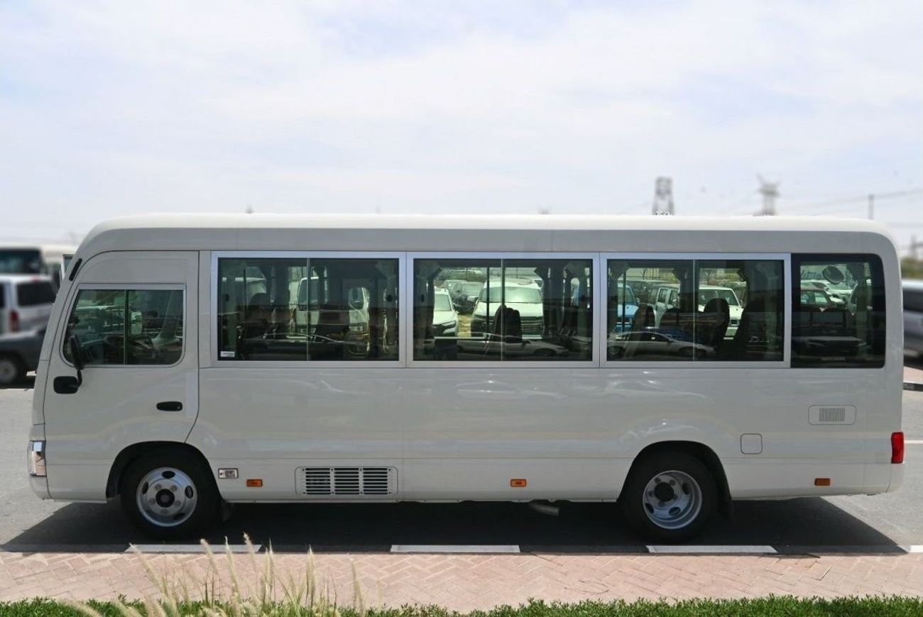 تويوتا كوستر موديل 2023 ديزل 4.2 لتر 22 مقعدا ثلاجة دليل النقل أبيض بالخارج أسود من الداخل