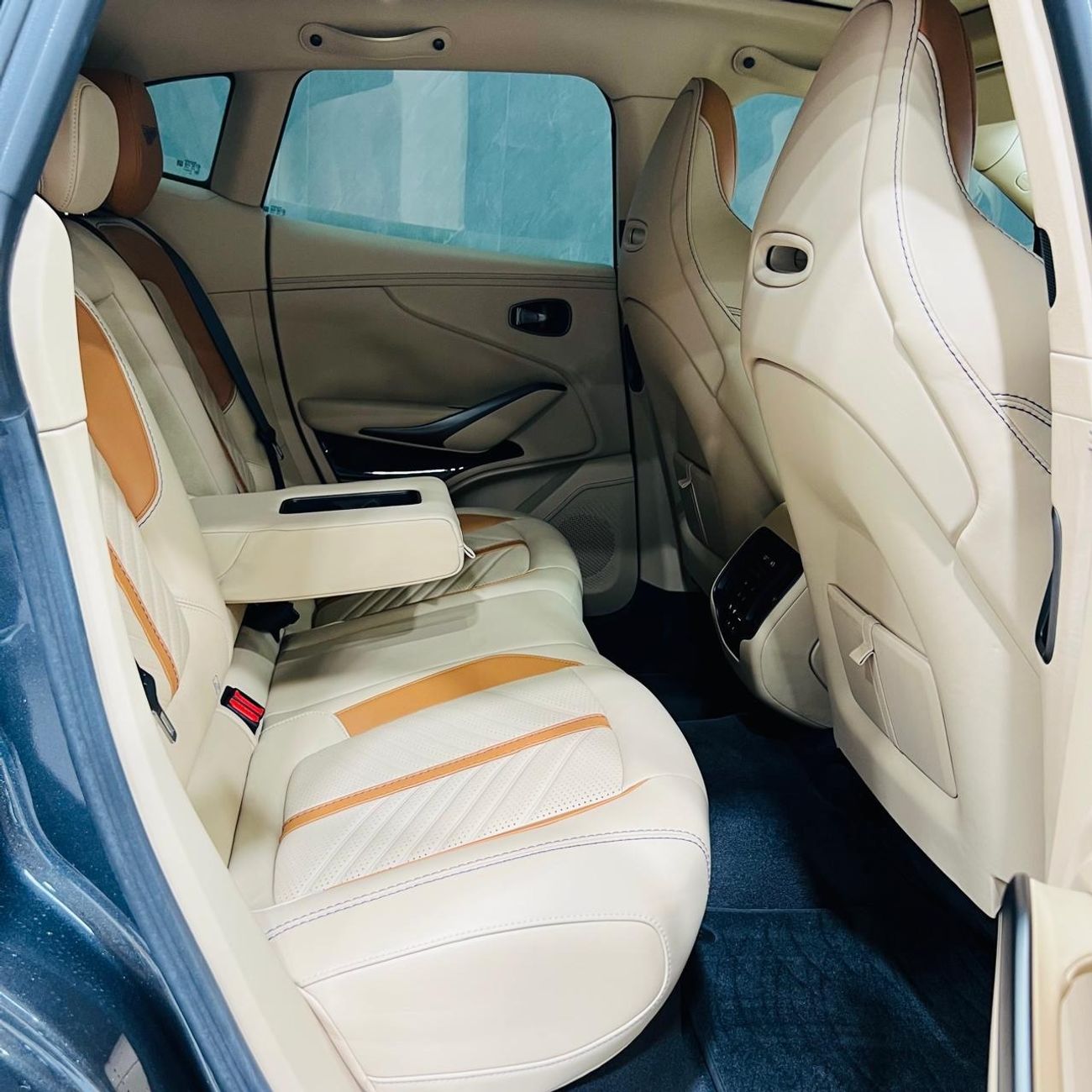 أستون مارتن DBX DBX707