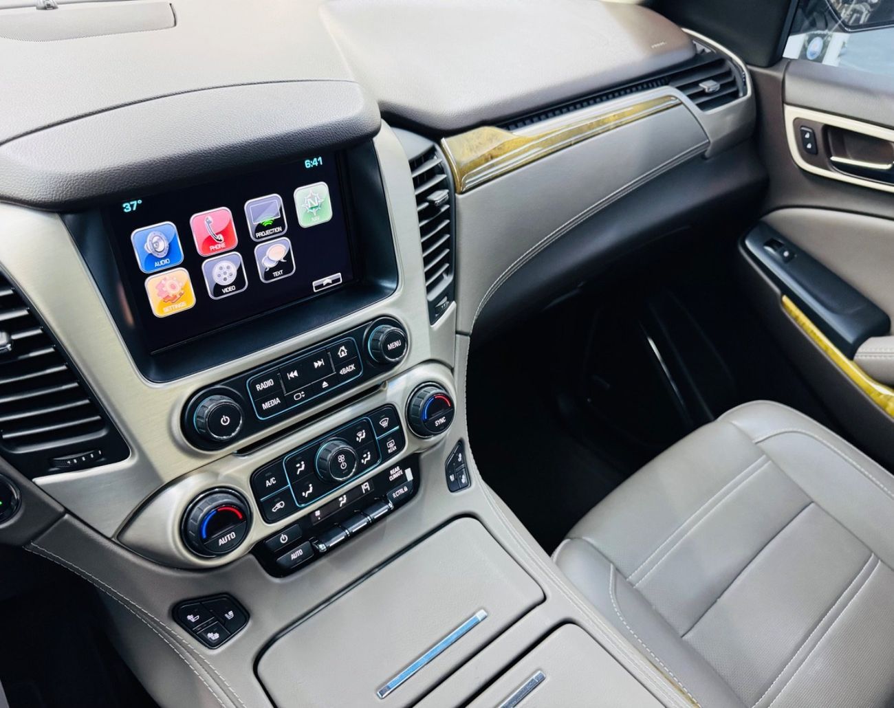 جي أم سي يوكون Denali 6.2L (9 Seater)