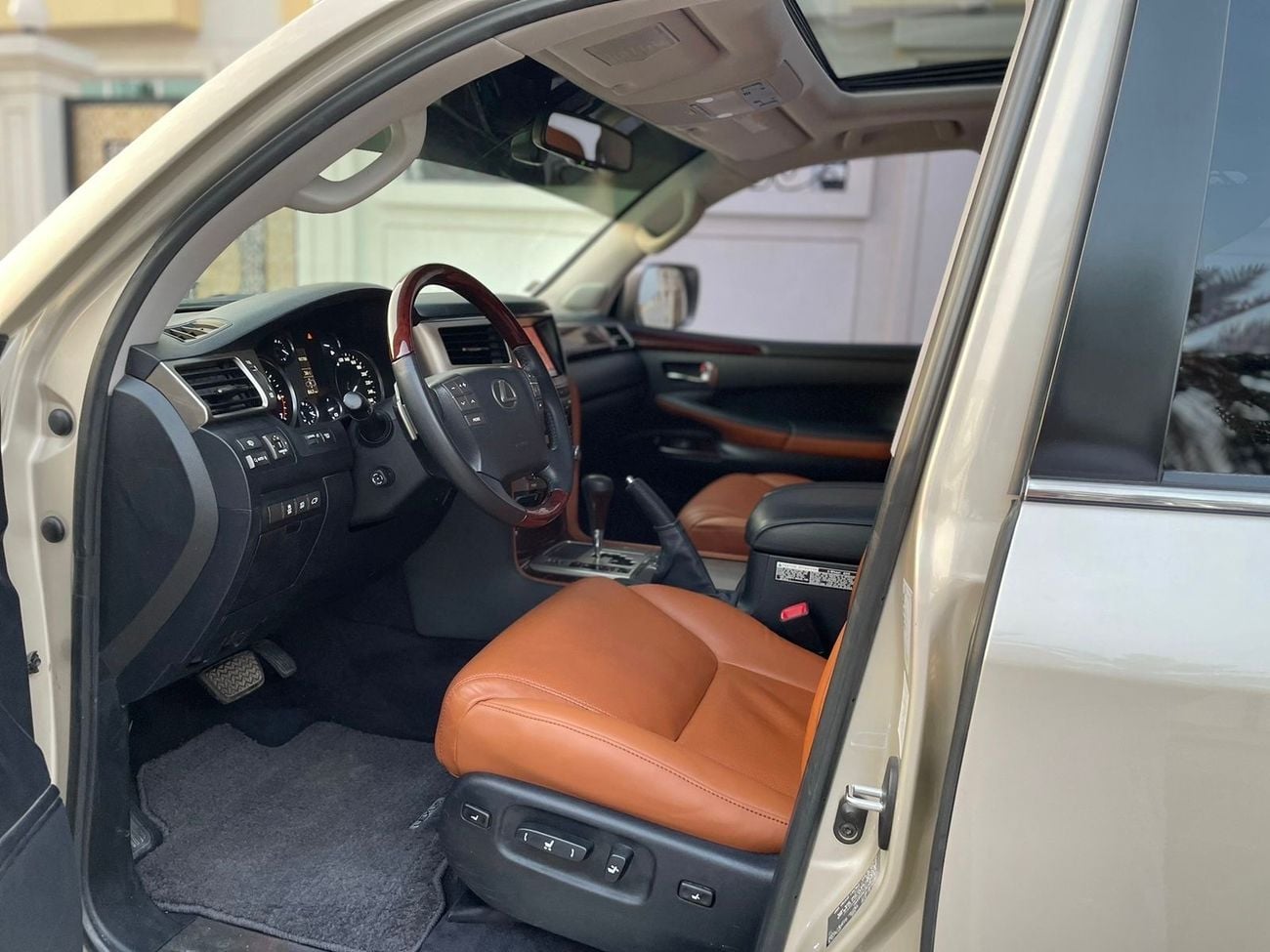 لكزس LX 570 للبيع لكزس LX570 خليجي ماشيه 155000 الف نظيف جداً