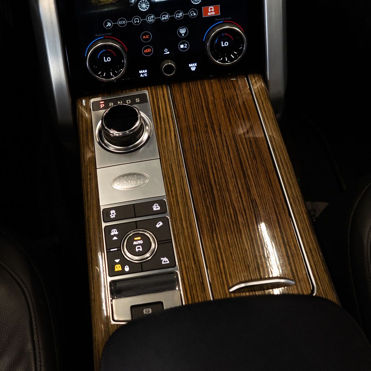 Land Rover Range Rover HSE 3.0L (380 HP) AED 2,394  pm  • 0% Downpayment • Range Rover HSE • 1 Year Warranty