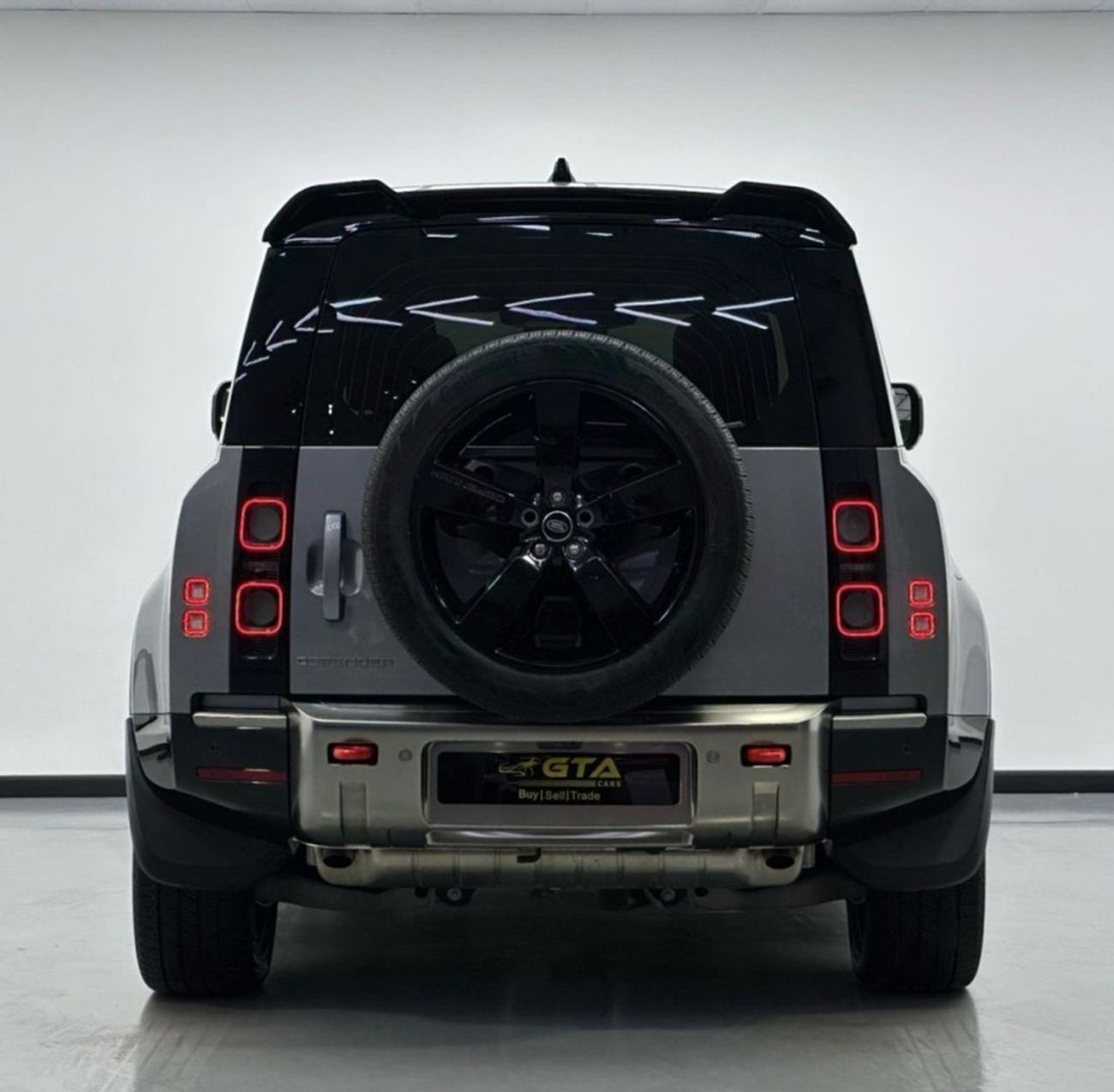 لاند روفر ديفندر P400 110 X-Dynamic 3.0L (5 Seater) 2024 Land Rover Defender P400 110 X-Dynamic, 5 Years Land Rover W