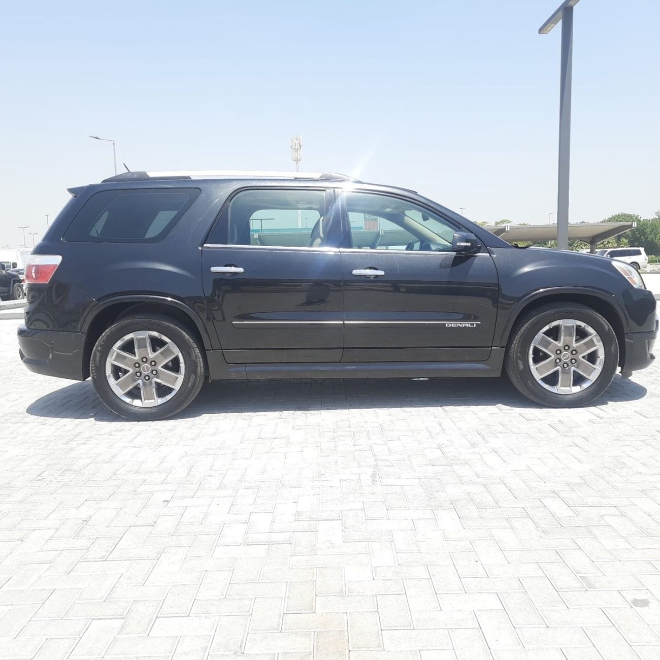 GMC Acadia SLE GMC Acadia Model 2012   GCC -- full opsions no 1 very very- VERY GOOD CONDITION
