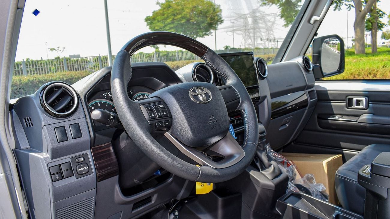 تويوتا لاند كروزر بيك آب ECTAGR011 – 2025 Toyota LC79 Double Cab Pick Up – High Options - 2.8L Diesel Auto – Silver