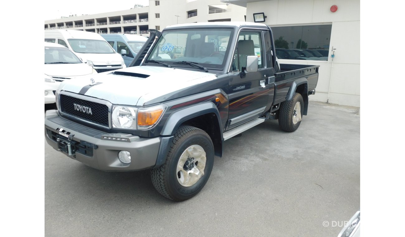 تويوتا لاند كروزر بيك آب 79 LX LIMITED V8 4.5L TURBO DIESEL 4WD MANUAL TRANSMISSION