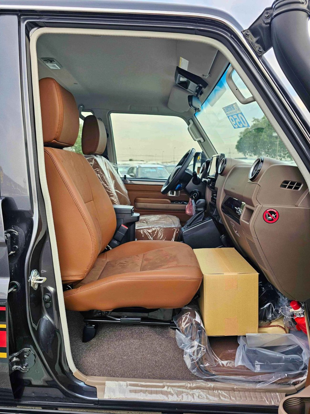 تويوتا لاند كروزر 70 LX LC76 / 4.0L PETROL A/T / DIFFLOCK / WINCH, SNORKEL / REFRIGERATOR / OVER FENDER (CODE # 76PAF)