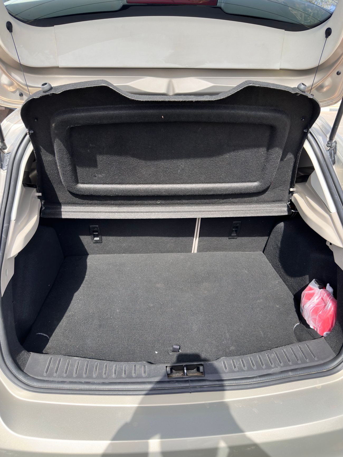 فورد فوكاس أنظف فورد فوكس خليجي 2015 قوي واقتصادي جدا،ملكية سنة تأمين عمان والامارات سنة، صبغ وكالة من البنفر إ